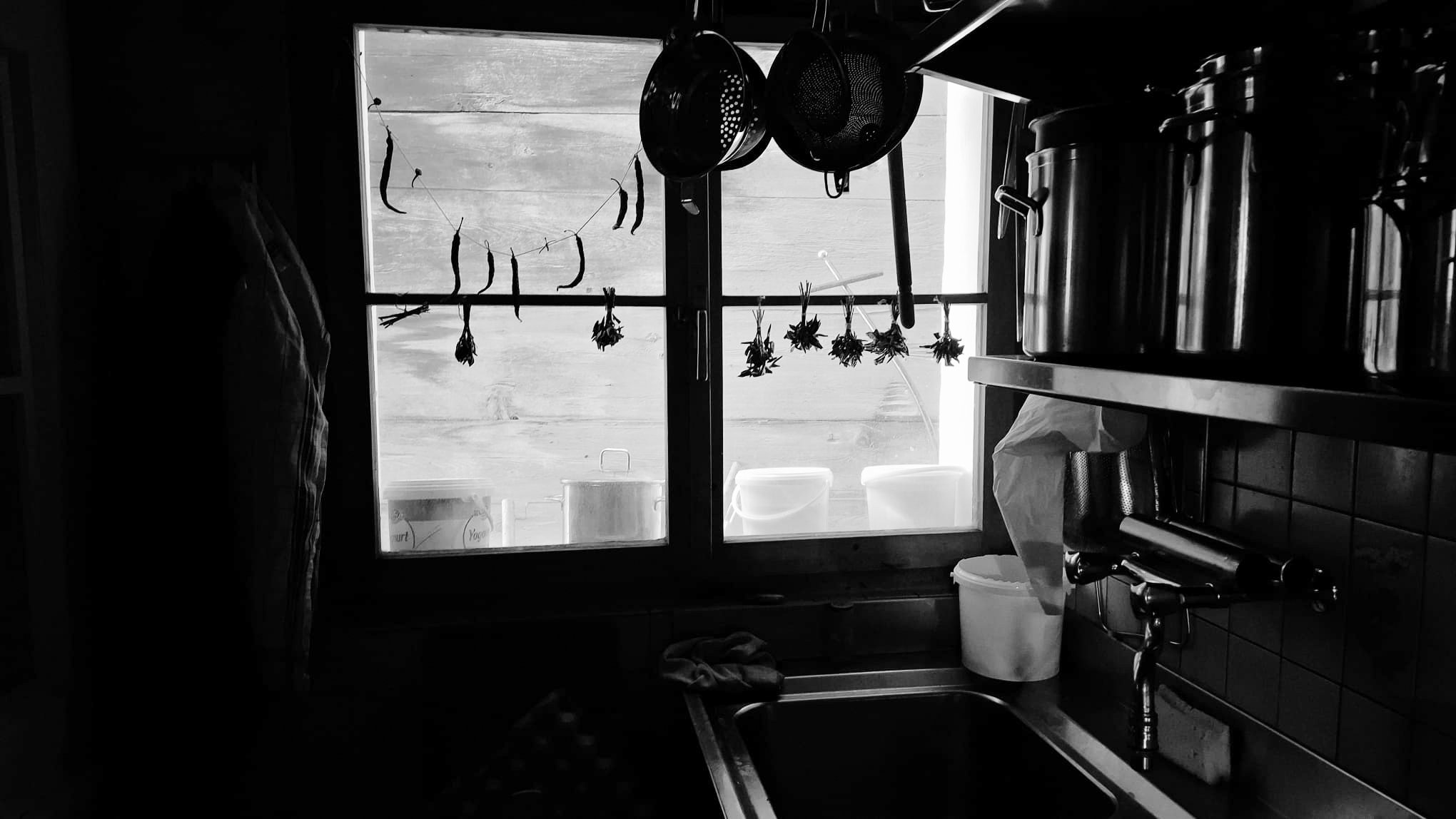 Küchenfenster der Pension Sonne in Schwarz-Weiss